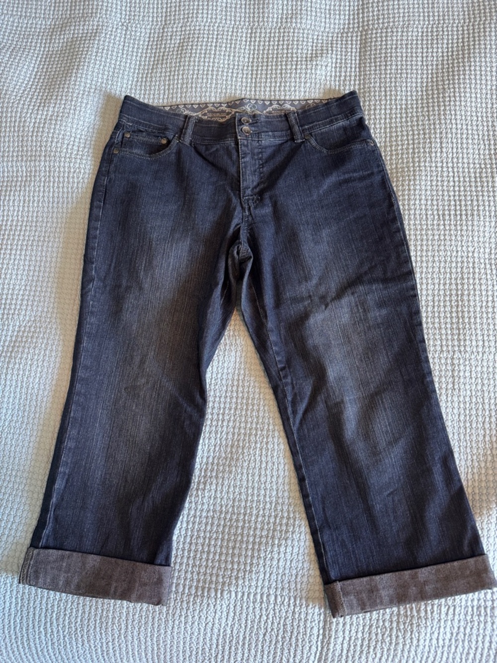 Bandolino Dark Indigo Cropped Jeans. Size 8. I1